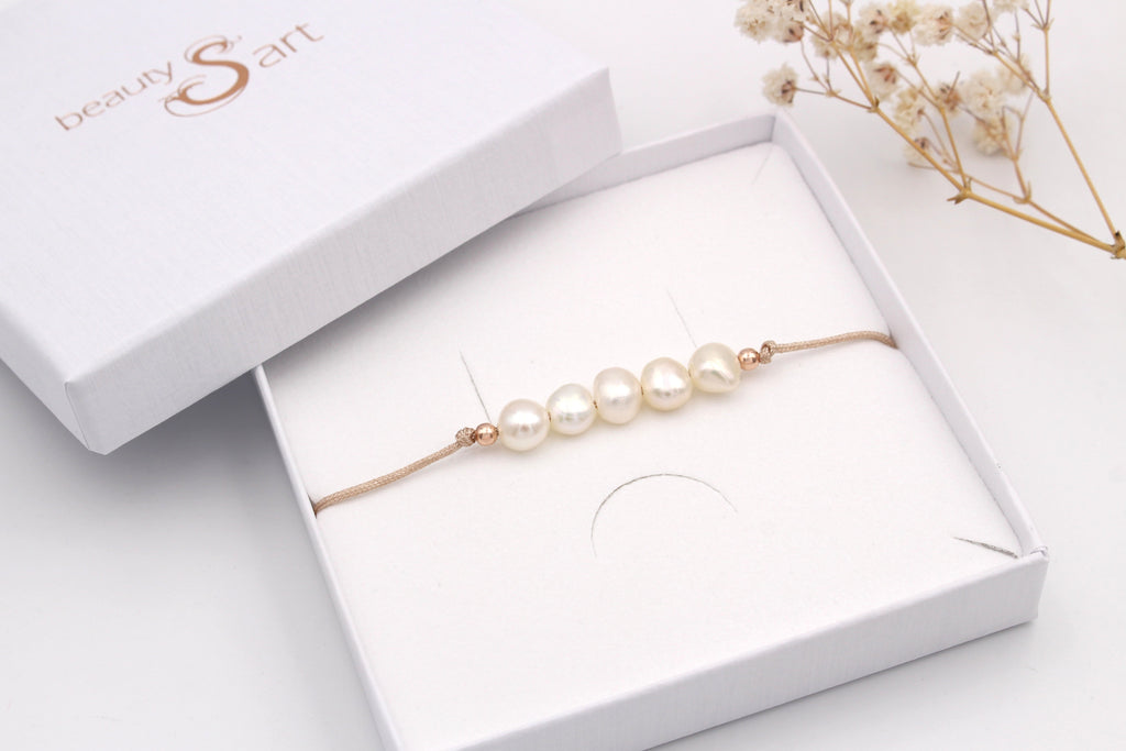 Armband mit 5 Muschelperlen in hochwertiger Schmuckschachtel