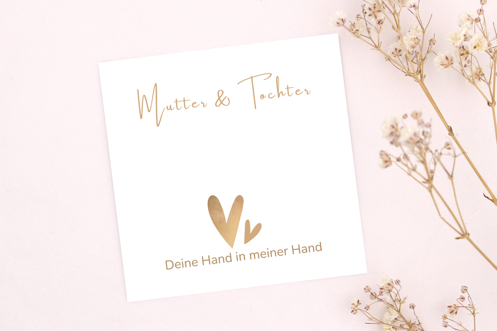 Mutter Tochter Karte mit 2 Herzen als besondere Geschenkidee zu deinem Armband mit dem Text: Deine Hand in meiner Hand