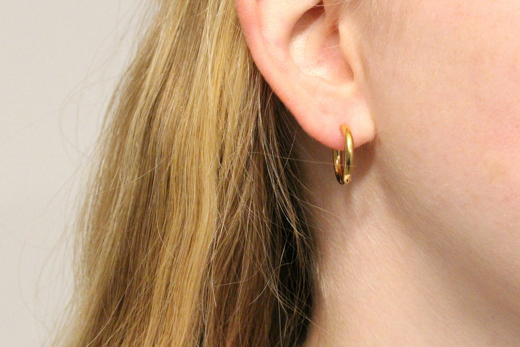 Creolen aus Edelstahl für Damen am Ohr getragen und perfekt als kleine Geschenkidee