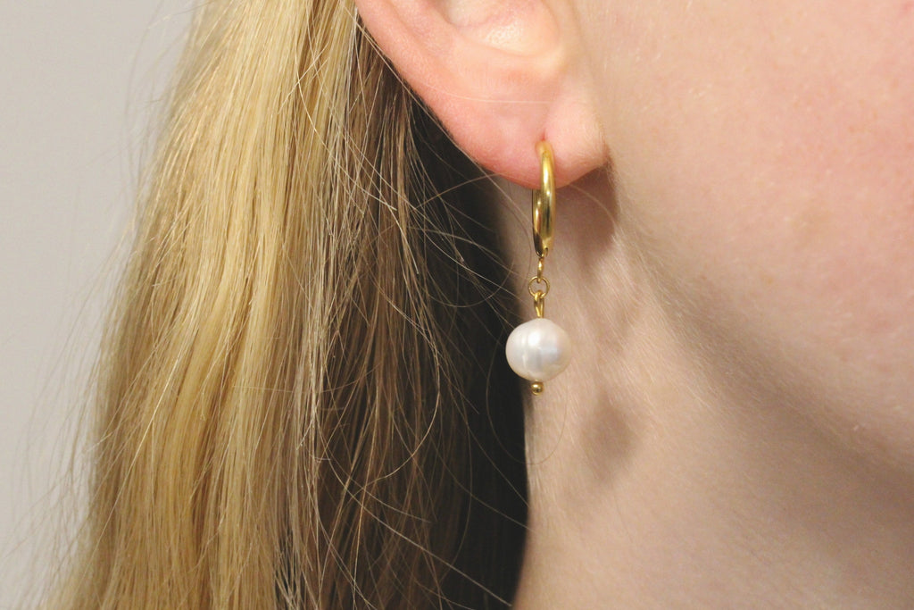 Moderne Ohrringe mit Perlen in gold aus Edelstahl