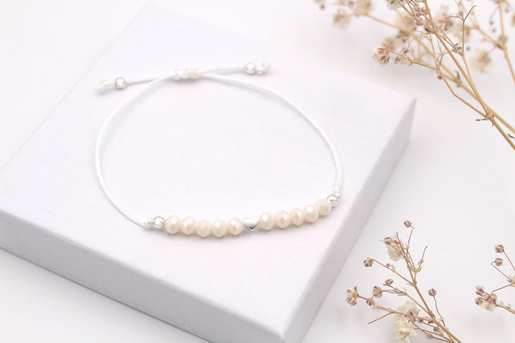 Weißes Perlenarmband mit 925 Silber Herz als Accessoire für Braut, Trauzeugin und Brautjungfern