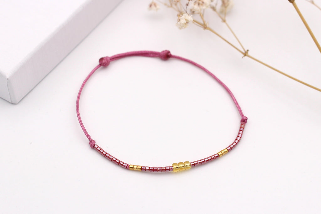 Makramee Perlenarmband in burgundy gold mit edlen Miyuki Perlen und Schiebeknoten Verschluss