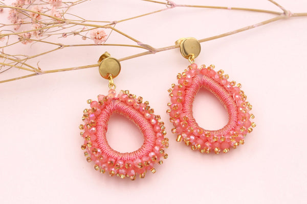 glänzende Perlenohrringe in funkelndem lachs-goldfarben mit runden Edelstahl Ohrsteckern