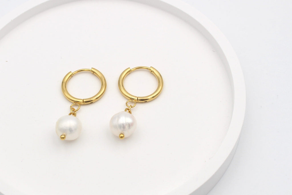 Edle runde Creolen in gold mit Süßwasserperle als Anhänger