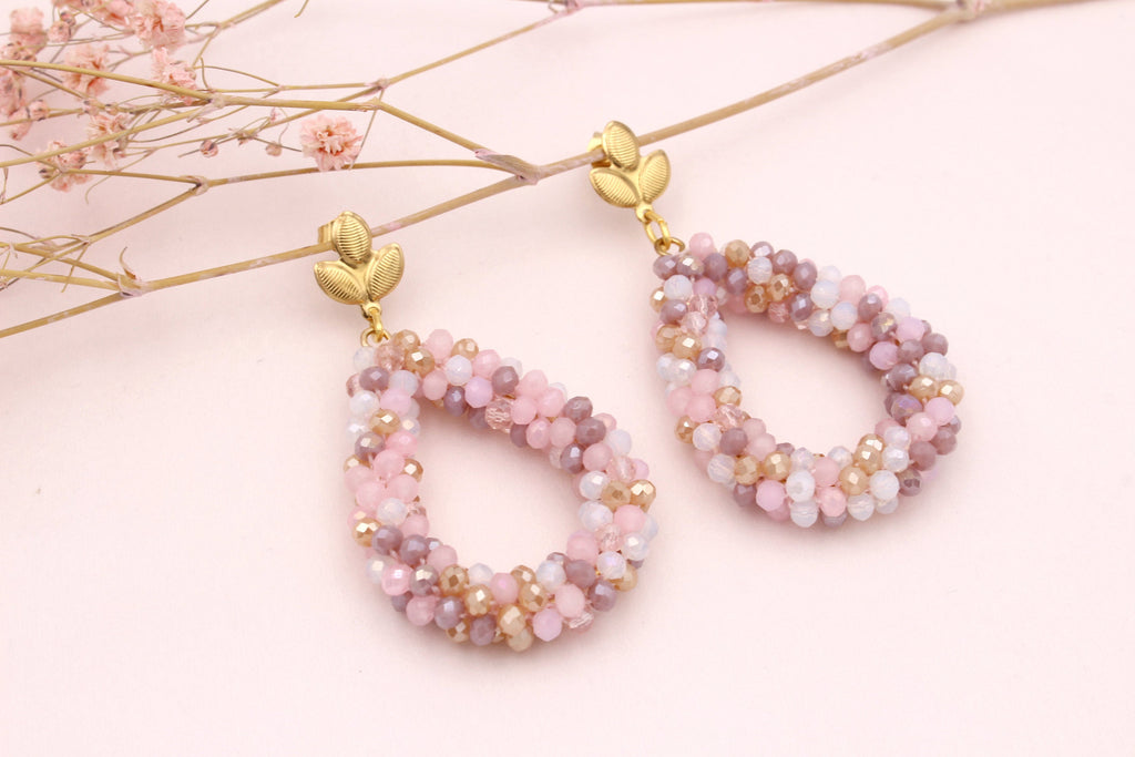 glitzernde Perlenohrhänger in Tropfenform in rosa gold mit bättrigem Edelstahl Ohrstecker