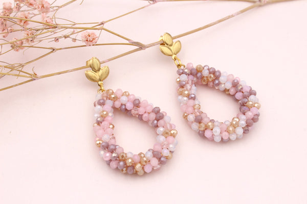 glitzernde Perlenohrhänger in Tropfenform in rosa gold mit bättrigem Edelstahl Ohrstecker