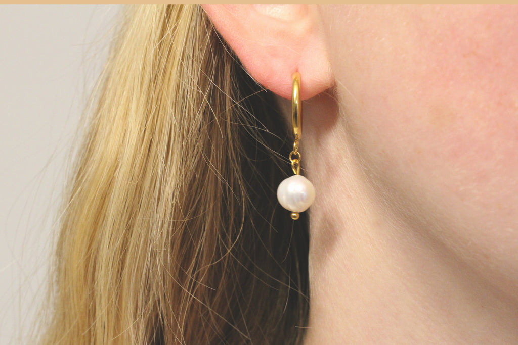 Perlenohrringe in goldfarben mit edler Süßwasserperle
