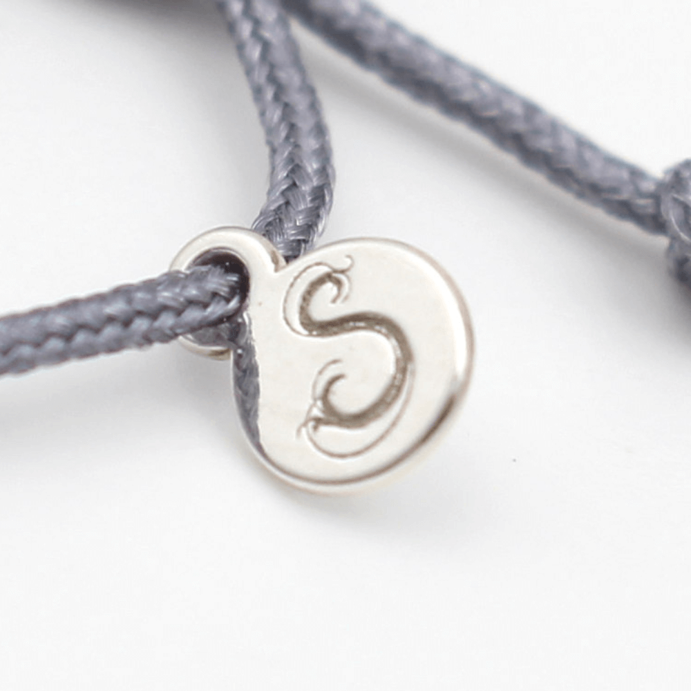 Personalisierte Geschenke für die Frau als Schmuck mit deinem Namen, Datum oder Symbol als Gravur