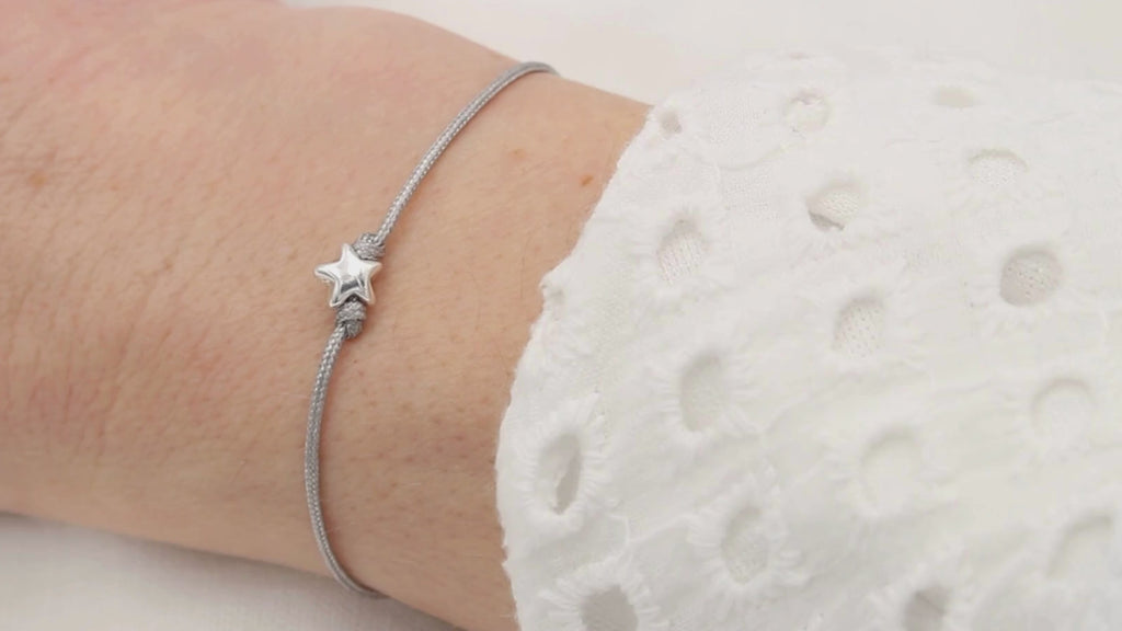 Video graues Armband mit Stern am Handgelenk getragen