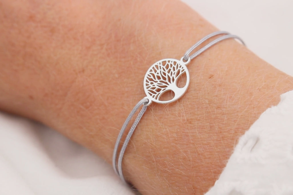 Video vom Armband Lebensbaum am Handgelenk der Dame getragen