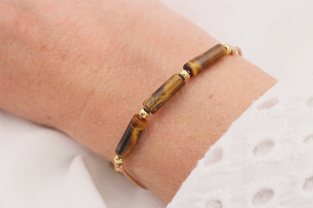 Video des Tigeraugen Tube Armband am Handgelenk der Frau getragen