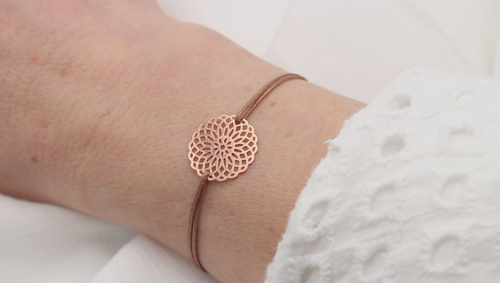Video Armband Blume des Lebens oder auch Wunderblume genannt am Handgelenk getragen