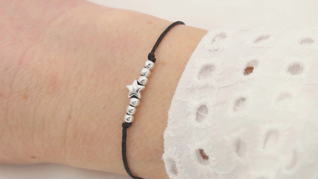 Video schwarzes Armband Makramee mit Stern und Perlen an einem Handgelenk getragen