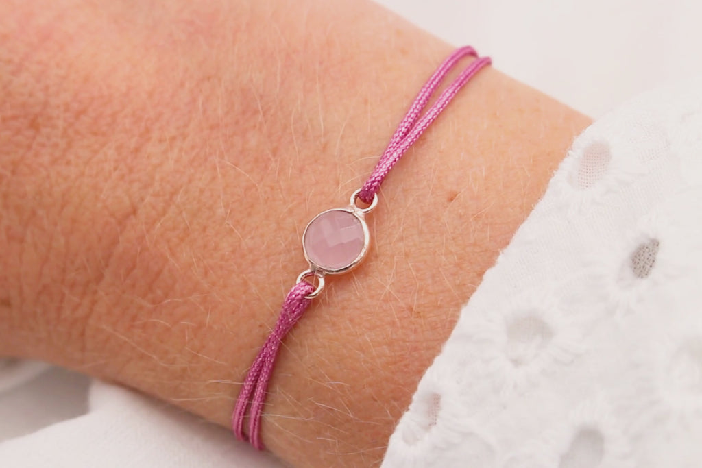 Video Armband Rosenquarz Anhänger am Handgelenk der Frau getragen