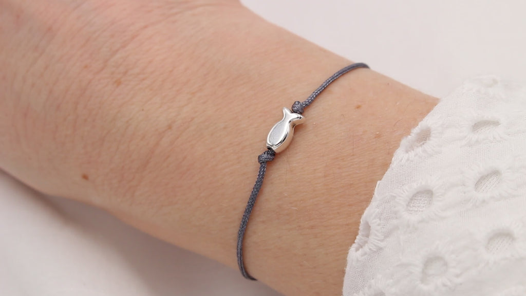 Video von modernem Makramee Armband in grau mit Ichthys Fisch als Symbol am Handgelenk getragen