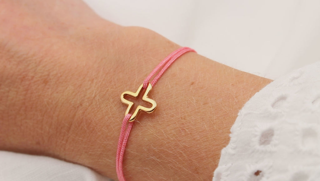 Video rosegoldfarbenes Kreuz Armband in Rosepeach am Handgelenk