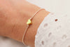 Video des Makramee Armband in rosenholz mit rosegodlfarbenem Herzen am  Handgelenk der Frau getragen