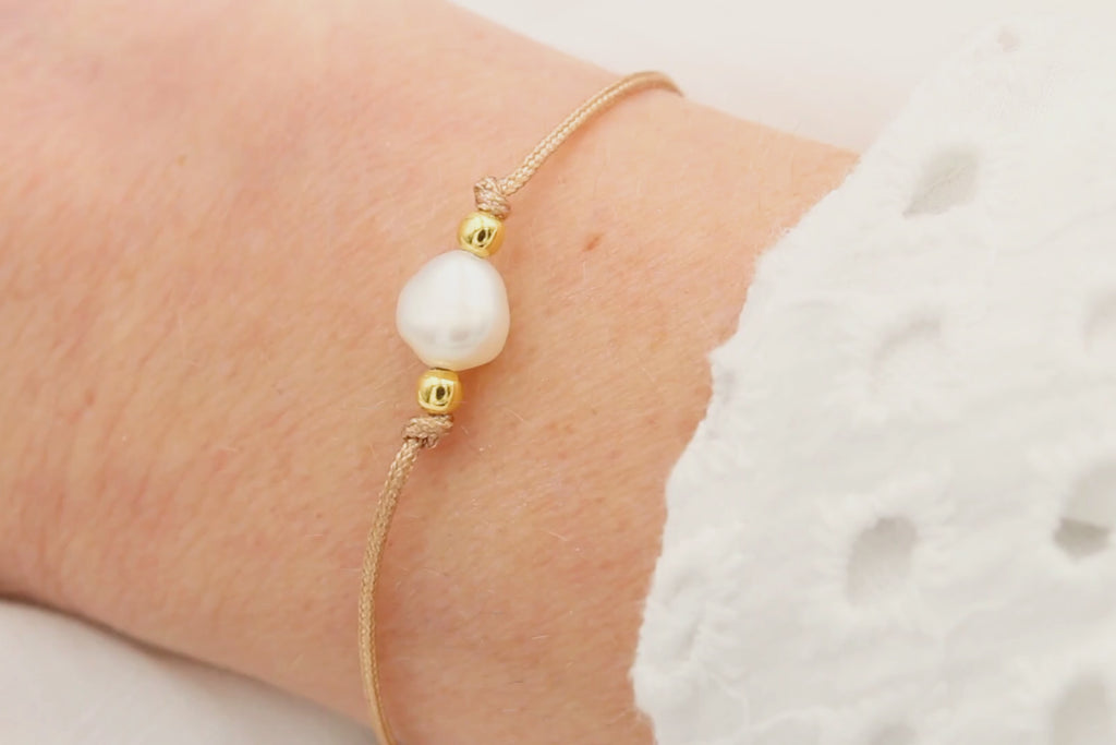 Video Armband Süßwasserperle am Handgelenk der Frau getragen