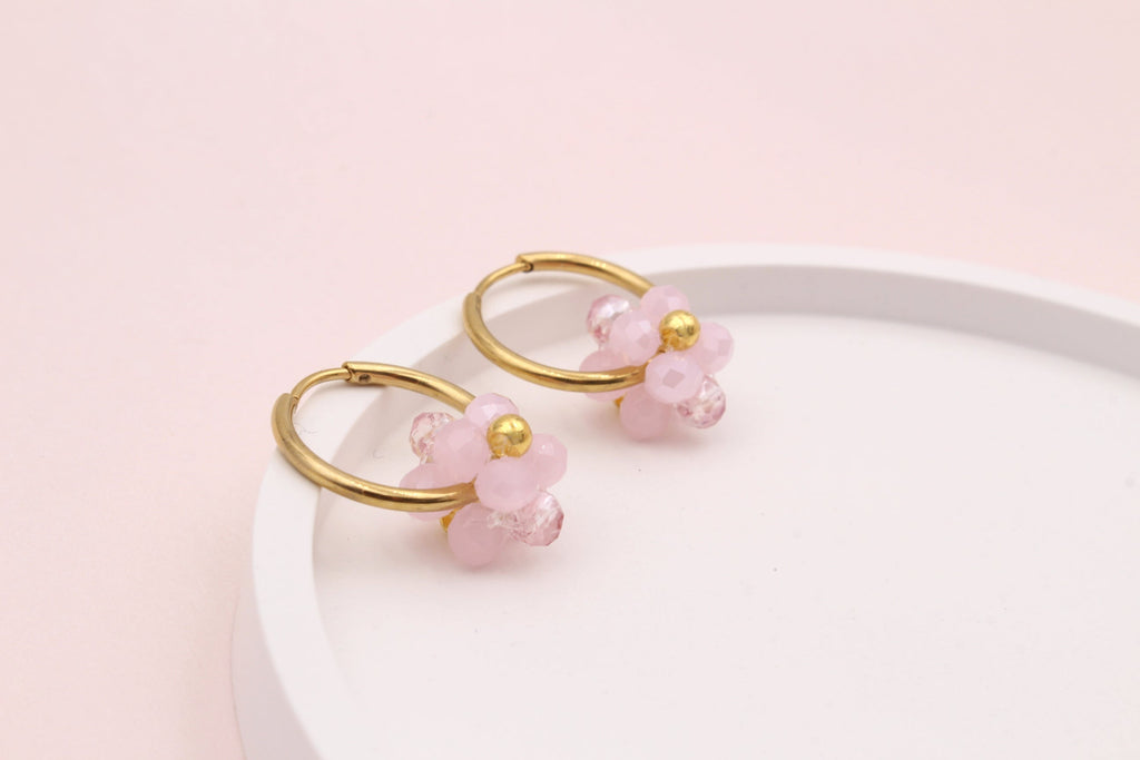 Blüten Creolen in goldfarben mit rosa Bumenanhänger aus Facettengeschliffenen Perlen