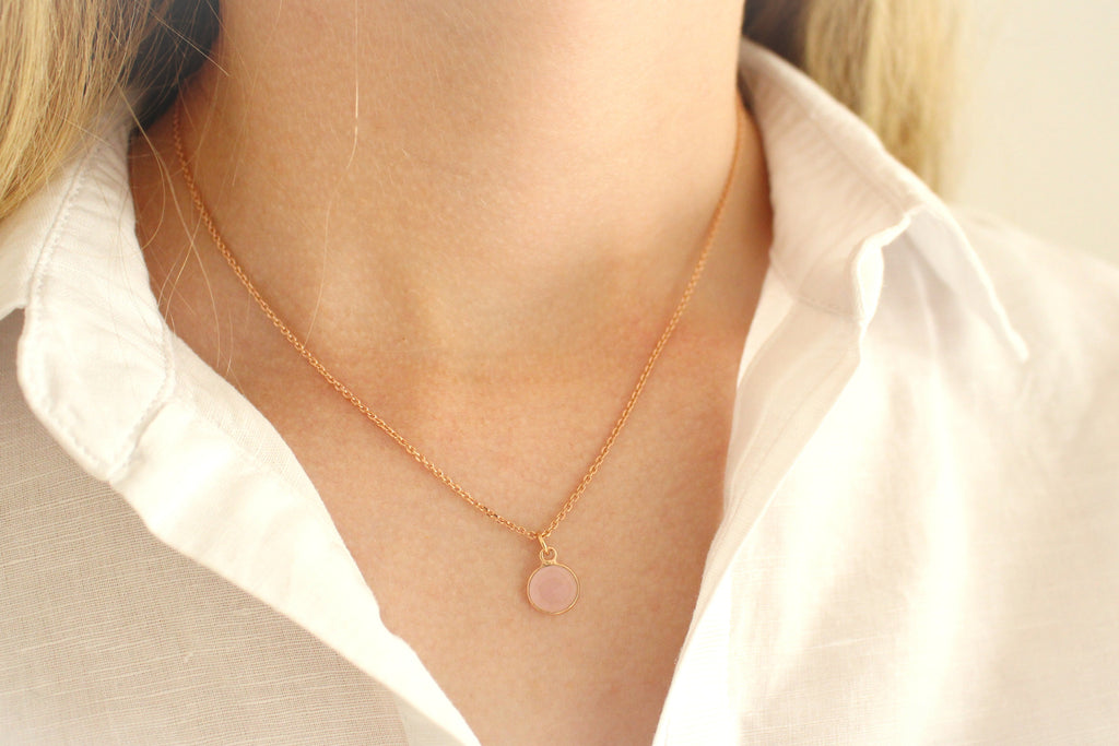 Elegante Rosenquarz Kette mit Anhänger aus 925 Silber Rosé vergoldet am Hals der Dame getragen