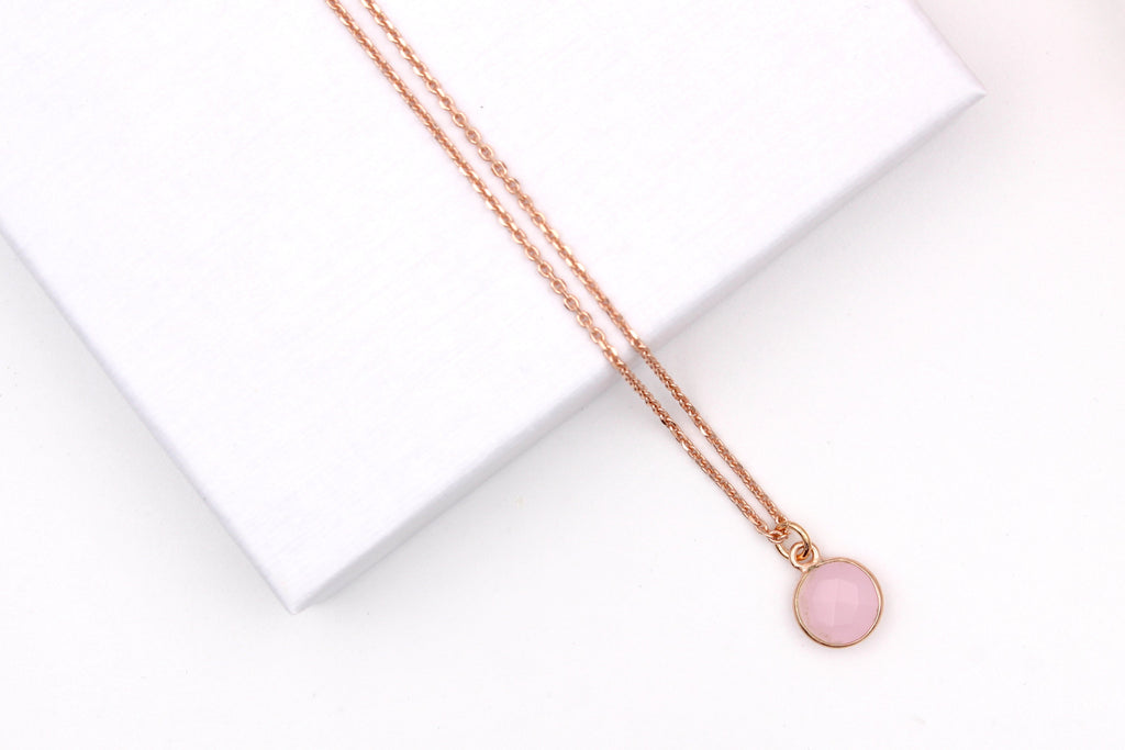 Kette mit Rosenquarz Anhänger rund aus 925 Silber Rosé vergoldet und perfekt als Geschenkidee für die Frau