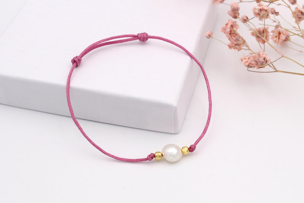 Schiebeknoten Armband mit einer natürlich weißen Süßwasserperle in der Mitte