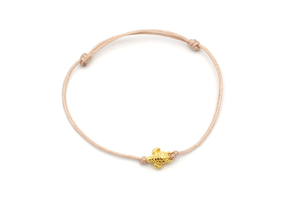 Makramee Armband in rosenholz mit goldfarbener Schildkröte und verstellbarem Schiebeknoten Verschluss