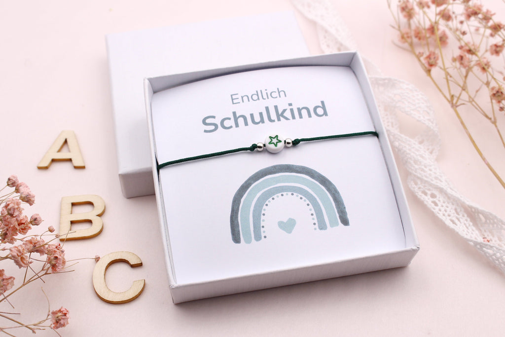 salbeigrüne Schulkind Karte mit grünem Sternarmband in hübscher weißer Schmuckschachtel zum Schulstart