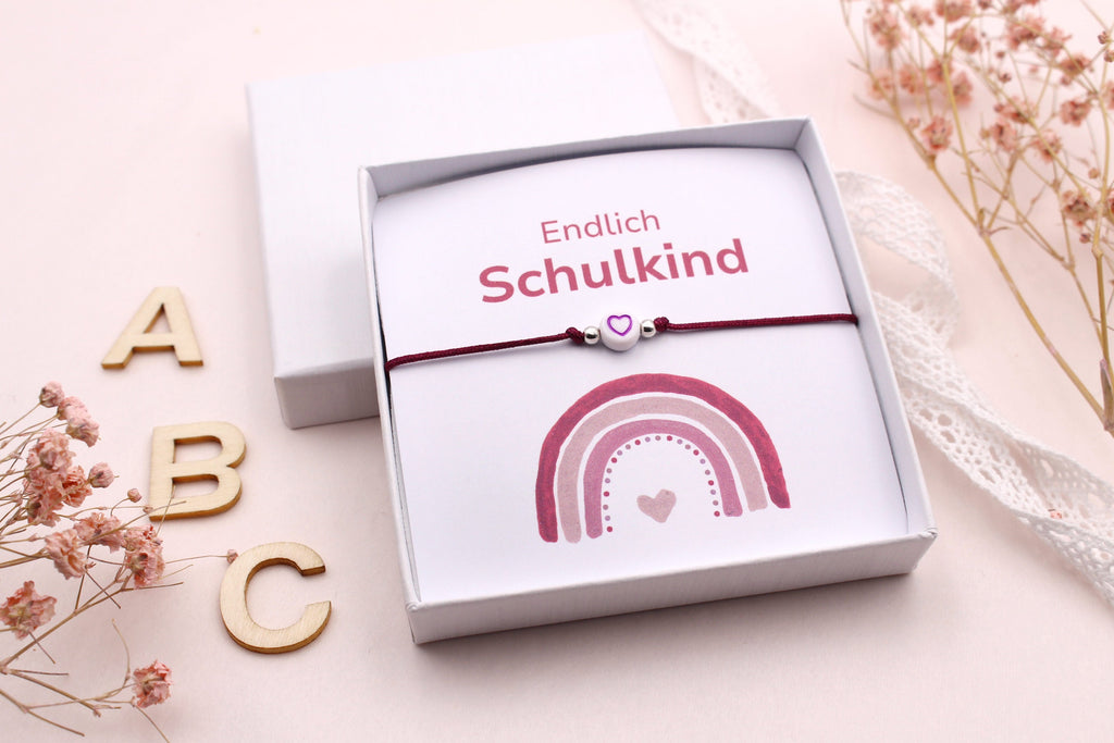 Einschulungs Geschenkidee für das Schulkind, Makramee Armband mit hübscher Karte und Schmuckschachtel