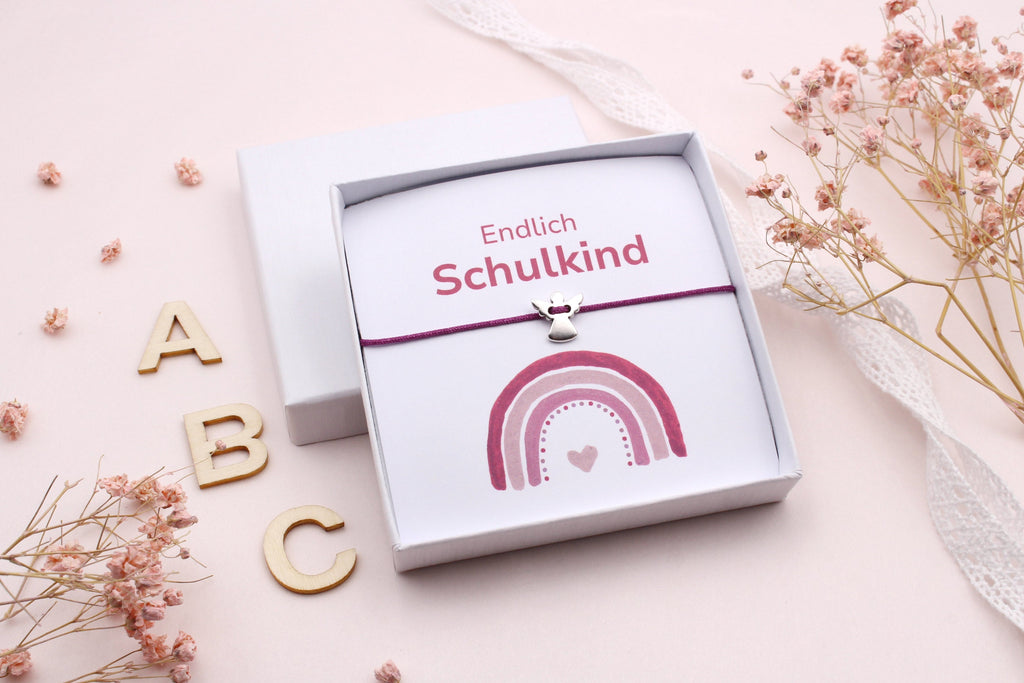 Schutzengel Armband für das Schulkind zur Einschulung mit Karte "Endlich Schulkind" in weißer Schmuckschachtel verpackt