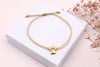 Beiges Schutzengel Armband mt goldfarbenem Anhänger und Perlen