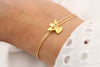 Schutzengel Armband in goldfarben am Handgelenk der Dame getragen
