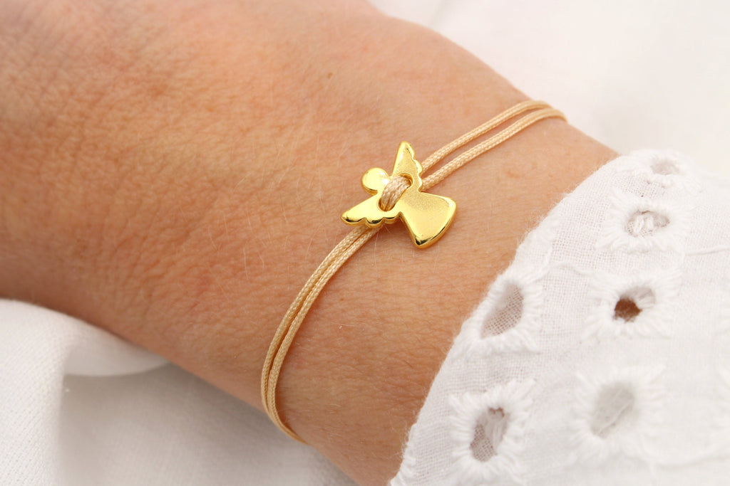 Schutzengel Armband in goldfarben am Handgelenk der Dame getragen