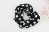 schwarzer Scrunchie mit weißen Punkten als Haargummi