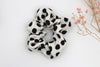 weißer Scrunchie mit schwarzen Dots