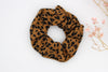 brauner gepunkteter Scrunchie