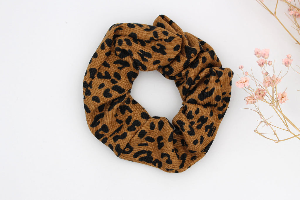 brauner gepunkteter Scrunchie