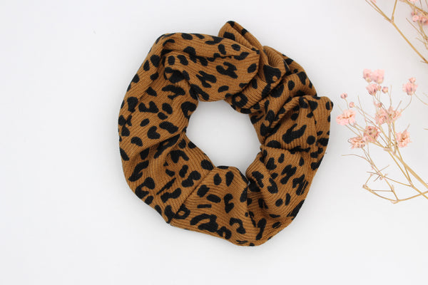 brauner gepunkteter Scrunchie