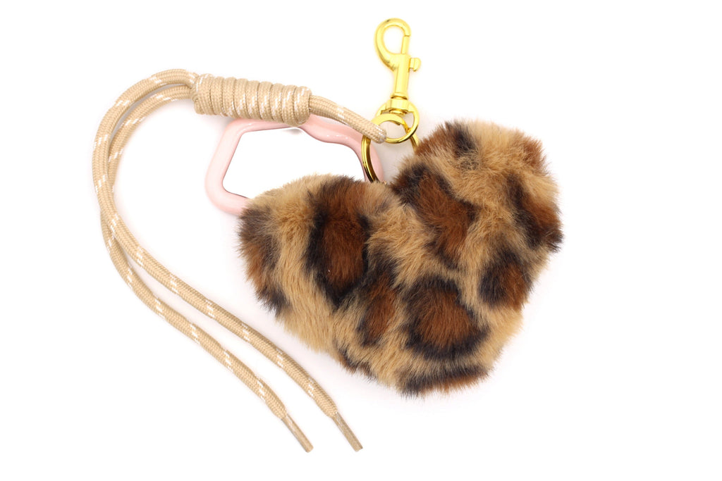 Taschenschmuck mit Karabinerhaken und Spiegel im Leo Design für Tasche oder Schlüssel