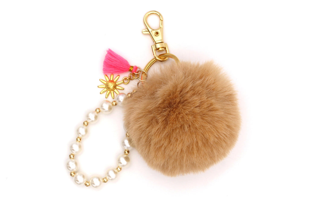 Schlüsselanhänger oder Taschenschmuck mit Puschel oder Pompon in beige und Perlendetails