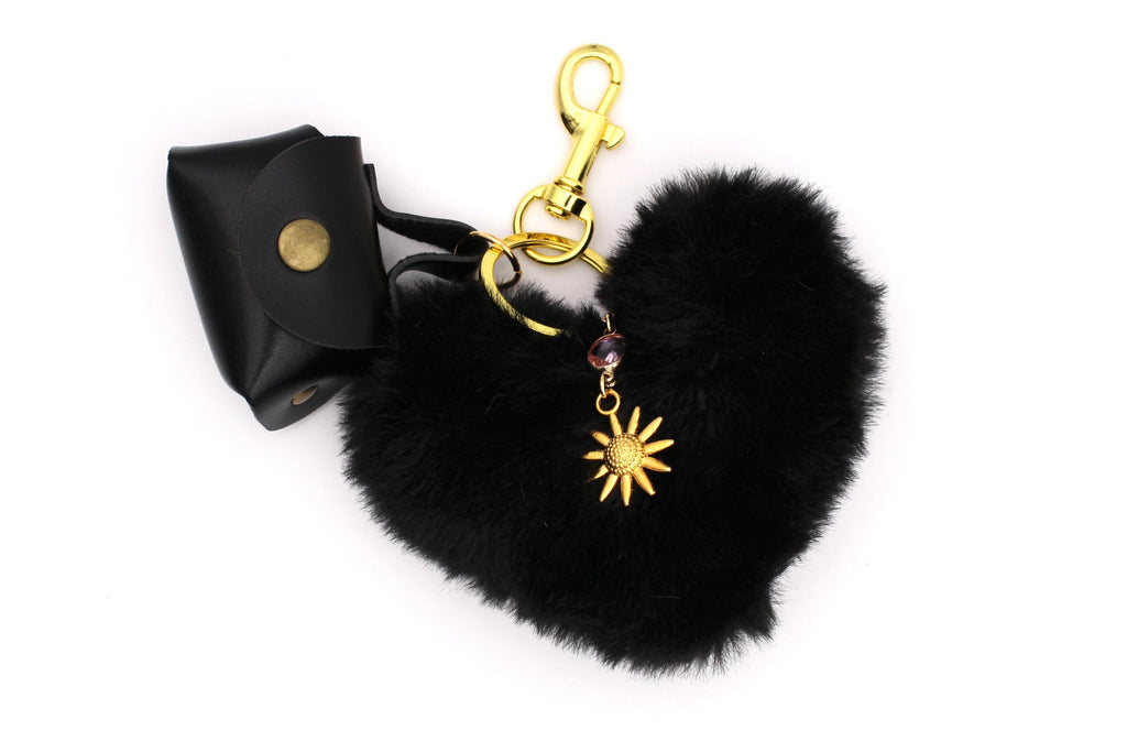 Schlüssel-oder Taschenanhänger mit schwarzem, flauaschigen Herz und mini Tasche