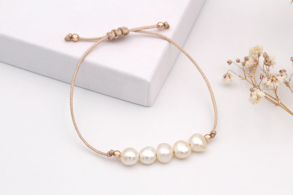 Perlenarmband mit 5 Süßwasserperlen und kleinen 925 Silber Perlen Rose vergoldet 