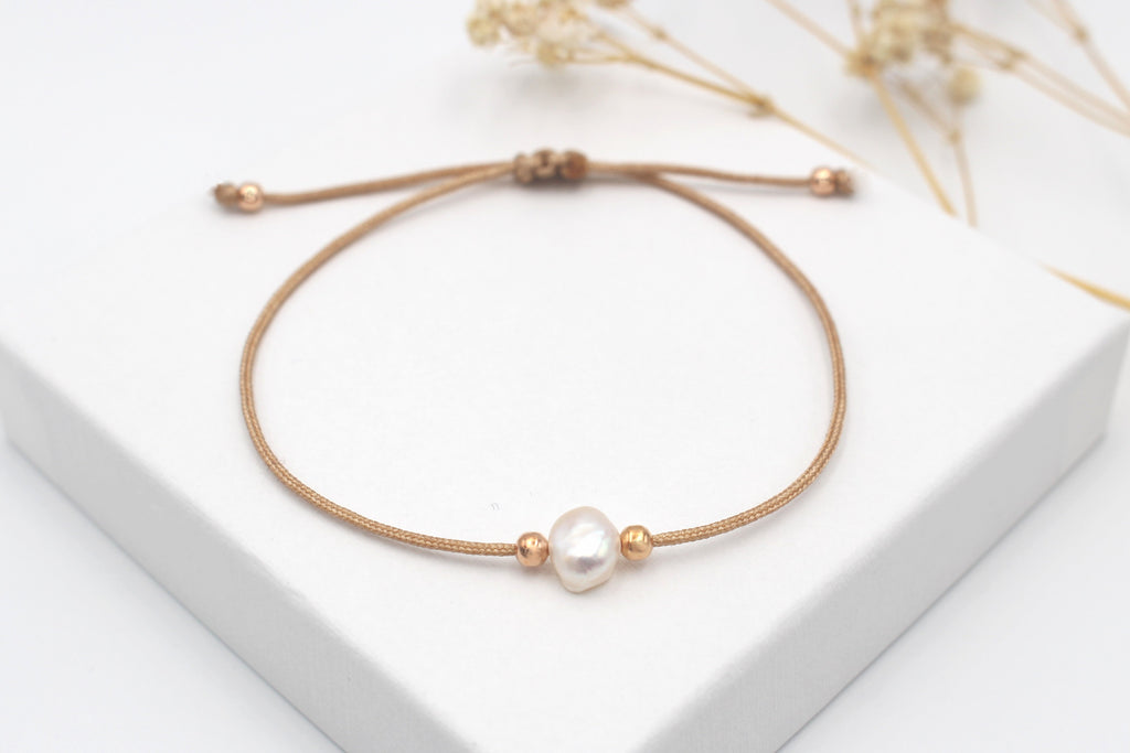 Perlenarmband mit einer Süßwasserperle in der Mitte