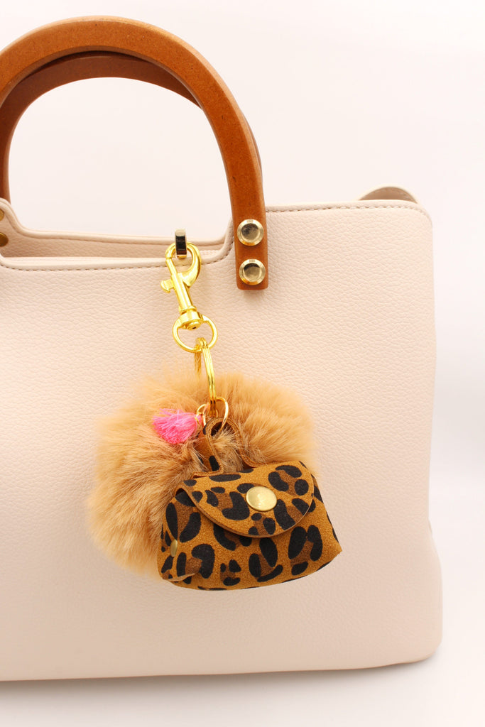beiger Taschenanhänger mit Puschel und kleiner Mini Tasche im Leo design