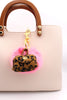 Taschenschmuck in Leo Design mit pinken Details