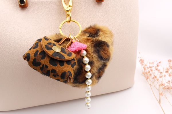 Taschenanhänger im Leo Look mit süßer kleinen Tasche und Perlen