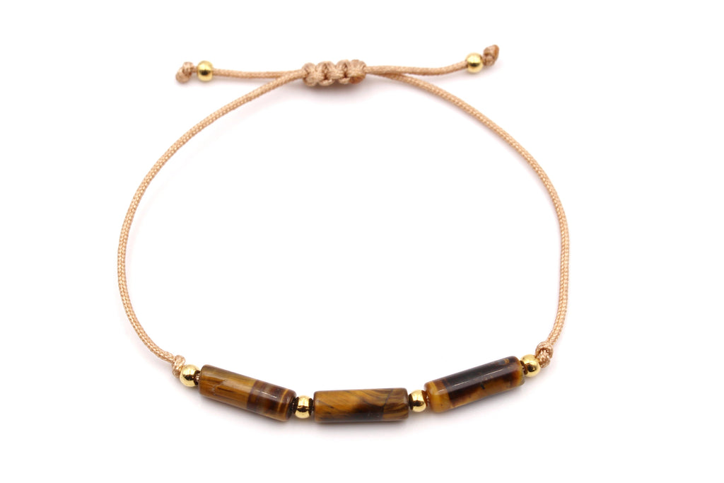 Tube Armband mit braune goldenen Tigeraugen Perlen auf weißem Hintergrund