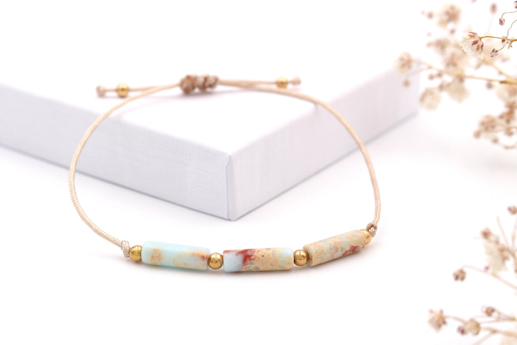 beiges Makramee Armband mit Tubes marmorierten Tubes in tükis-beige-rot als perfektes Sommer Accessoire