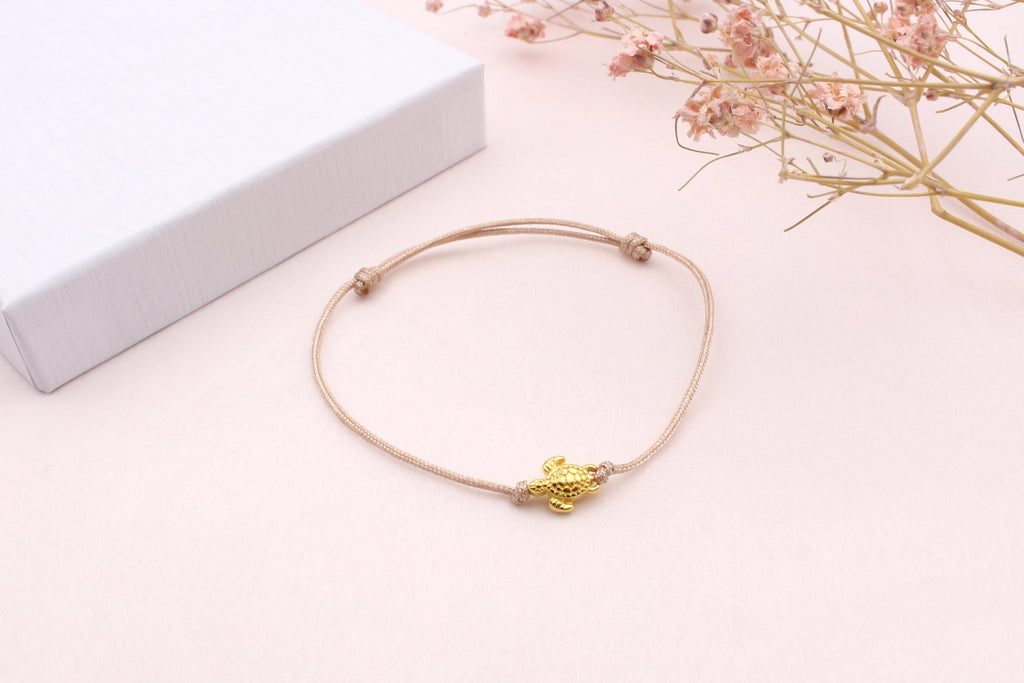 Schiebeknoten Armband mit kleiner Schildkröte in goldfarben