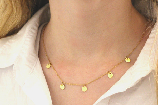 Zarte Plättchenkette aus Edelstahl in goldfarben am Hals der Dame getragen